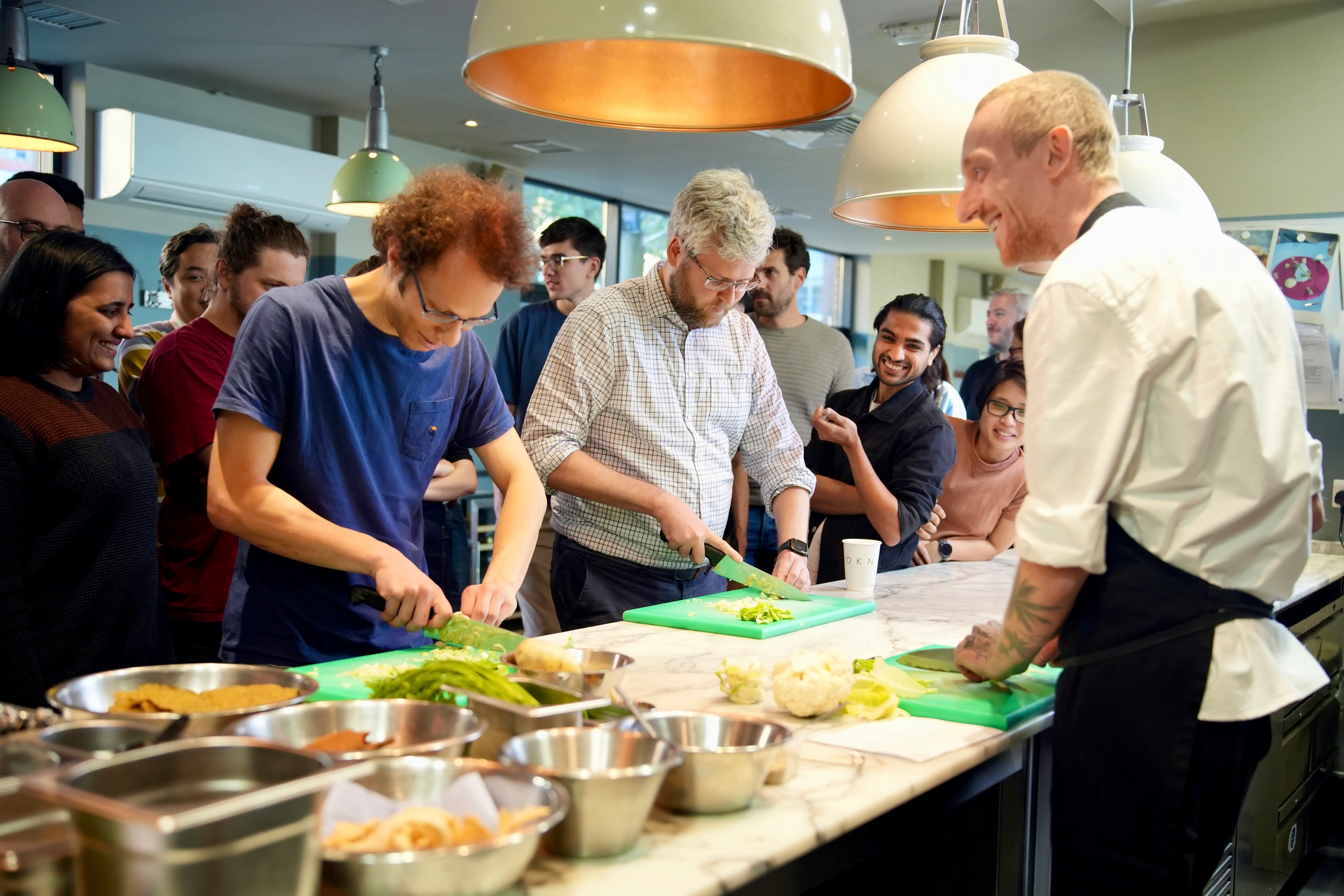 威诺团队与厨师在厨房中